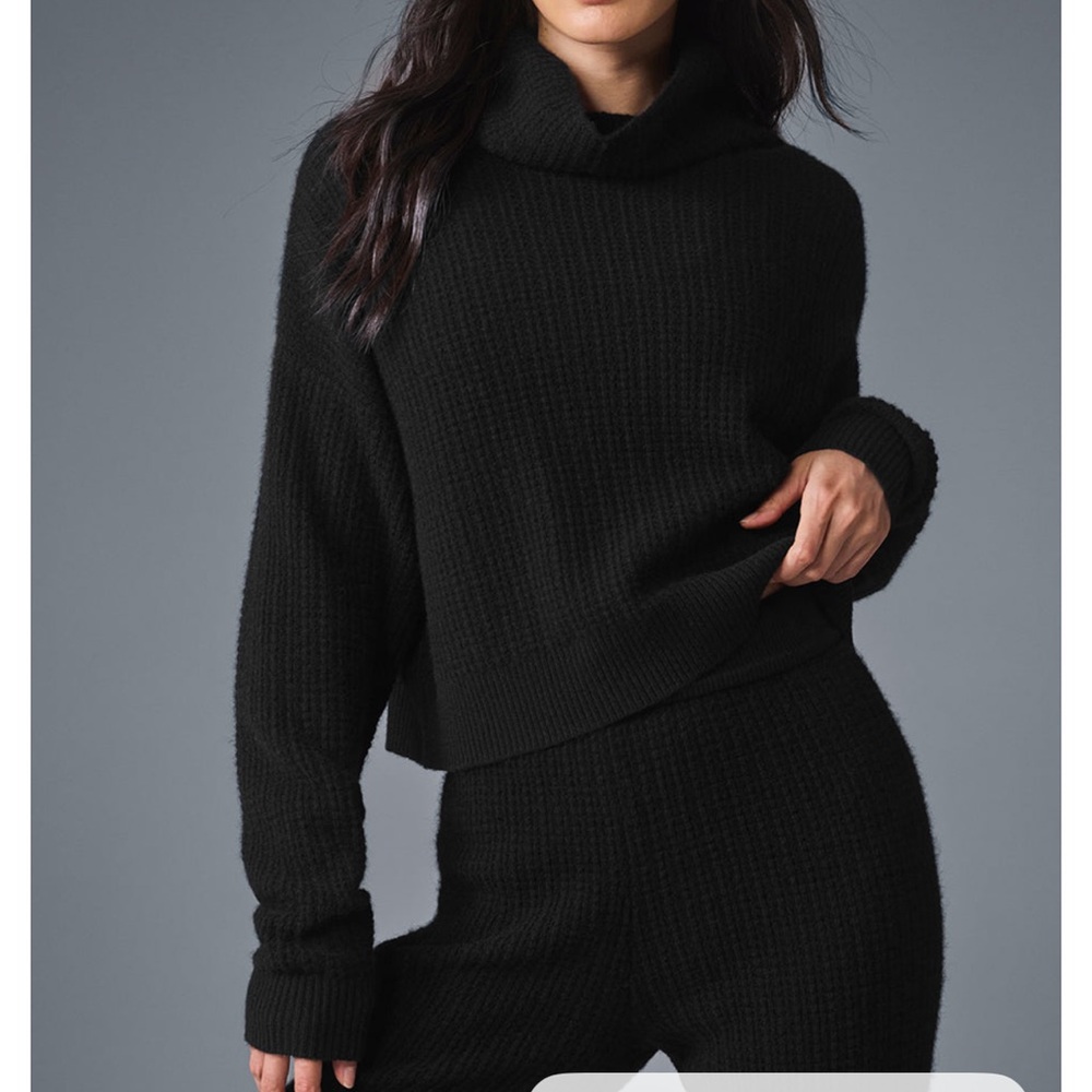 Alo Cashmere Plush Waffle Turtleneck Pullover - Black brand new